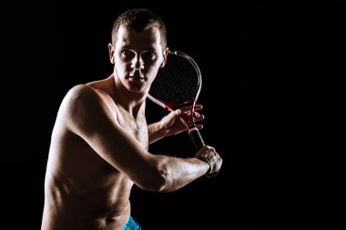 Siyah arka plan üzerine tenisçi. Stüdyo vurdu