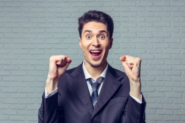 mutlu genç iş adamı portresi