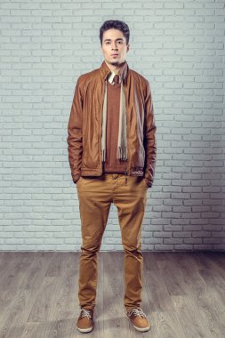 Yakışıklı bir gencin portresi.