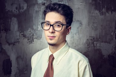 Yakışıklı bir gencin portresi.