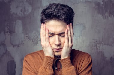 Yakışıklı bir gencin portresi.