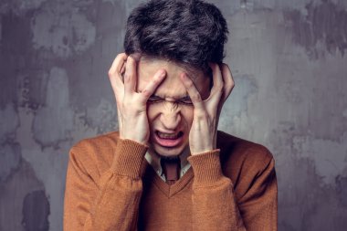 Yakışıklı bir gencin portresi.