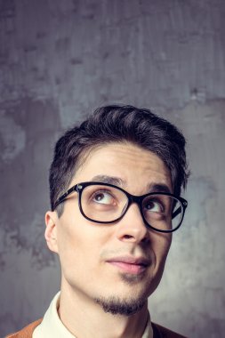 Yakışıklı bir gencin portresi.