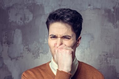 Yakışıklı bir gencin portresi.