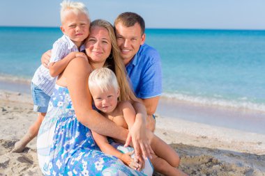 plajda eğlenmek aile