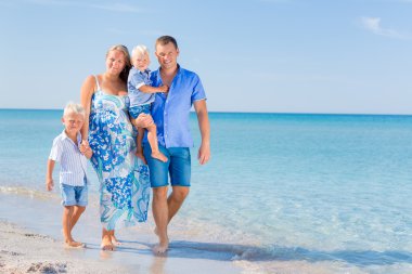 plajda eğlenmek aile