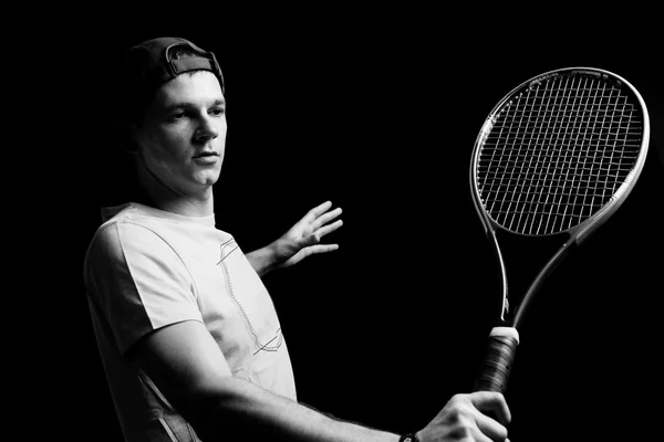 Joueur de tennis sur fond noir. Plan studio — Photo