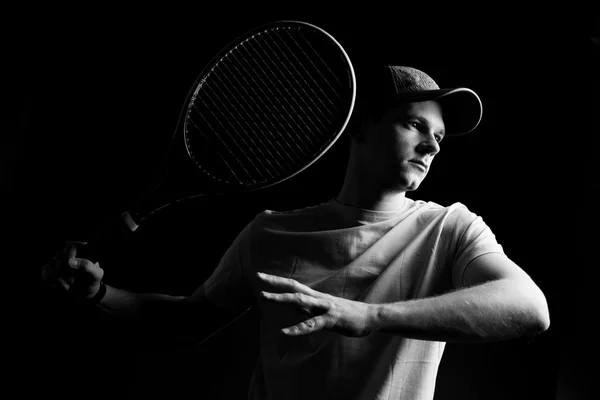 Tennisspieler auf schwarzem Hintergrund. Studioaufnahme — Stockfoto