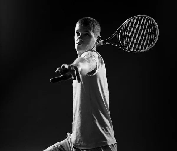 Joueur de tennis sur fond noir. Plan studio — Photo