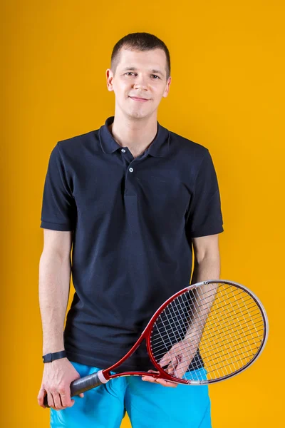 Jogador de tênis em fundo amarelo. Estúdio — Fotografia de Stock