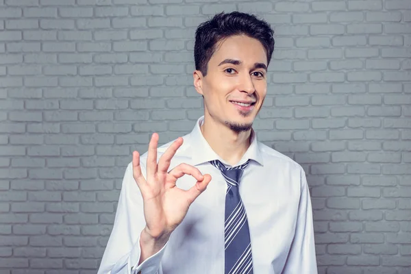 Porträt eines jungen glücklichen Geschäftsmannes — Stockfoto