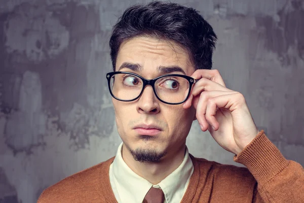 Yakışıklı bir gencin portresi.