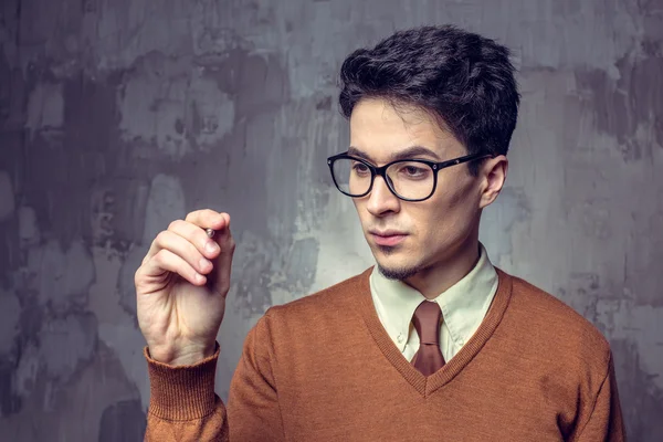 Porträt eines hübschen jungen Mannes — Stockfoto