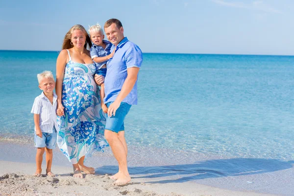 Famille s'amuser à la plage — Photo