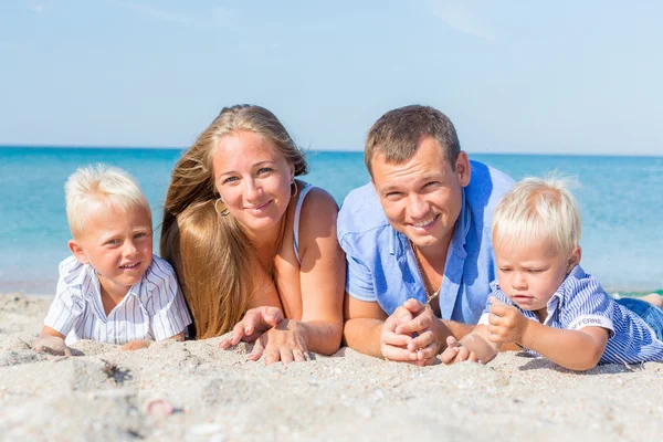 Famille s'amuser à la plage — Photo