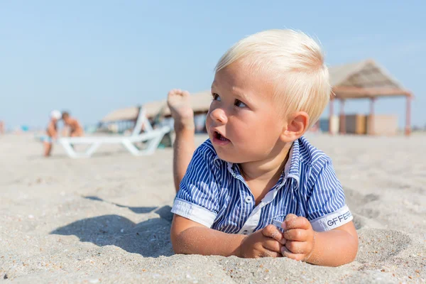 Famille s'amuser à la plage — Photo