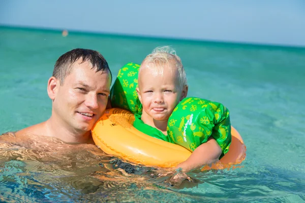 Famille s'amuser à la plage — Photo