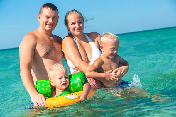 Famille s'amuser à la plage — Photo