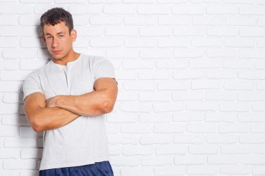 Atletik bir adam portresi