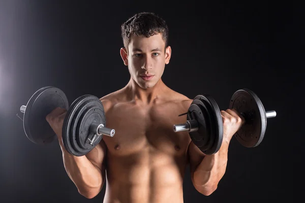 Portret van een gespierde man tillen gewichten — Stockfoto