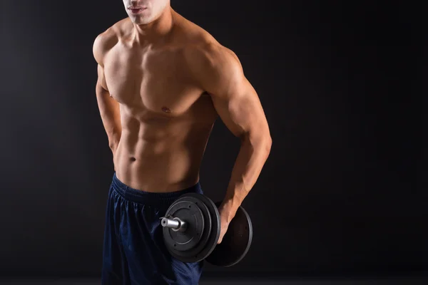 Retrato de un hombre musculoso levantando pesas —  Fotos de Stock