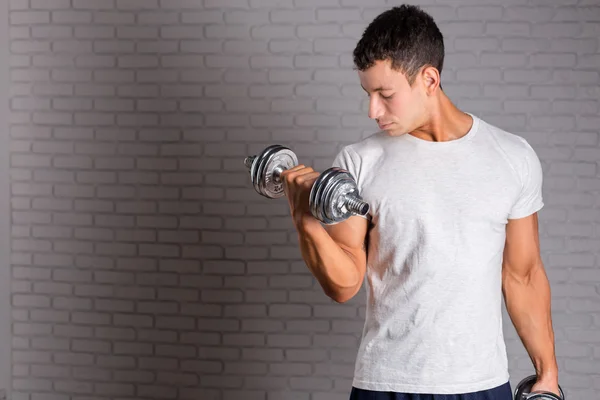 Retrato de un hombre musculoso levantando pesas —  Fotos de Stock