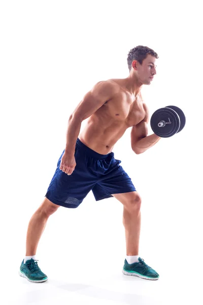 Porträt eines muskulösen Mannes, der Gewichte stemmt — Stockfoto