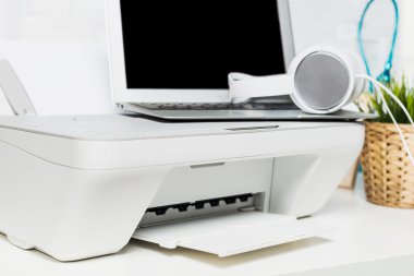 Dizüstü bilgisayar ve yazıcı