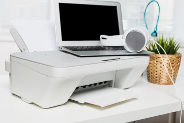 Dizüstü bilgisayar ve yazıcı