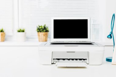 Dizüstü bilgisayar ve yazıcı