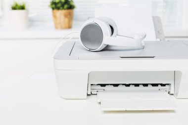 Dizüstü bilgisayar ve yazıcı