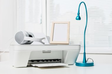 Dizüstü bilgisayar ve yazıcı