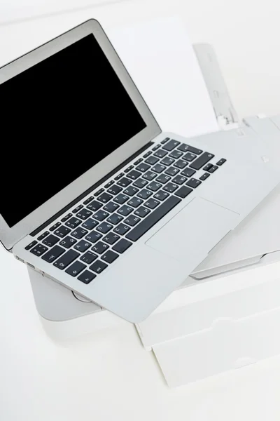 Laptopa i drukarki — Zdjęcie stockowe