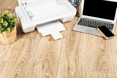 Dizüstü bilgisayar ve yazıcı