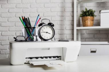 Dizüstü bilgisayar ve yazıcı