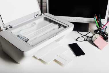 Dizüstü bilgisayar ve yazıcı