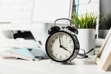 Dizüstü bilgisayar ve yazıcı