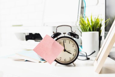 Dizüstü bilgisayar ve yazıcı