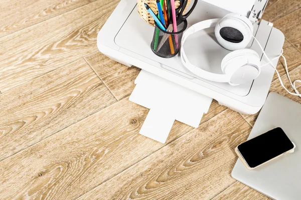 Dizüstü bilgisayar ve yazıcı