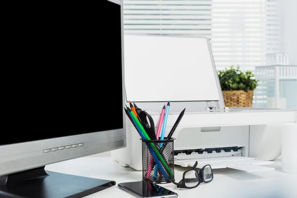 Laptop en printer — Stockfoto