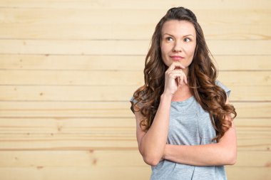 genç güzel esmer kadın