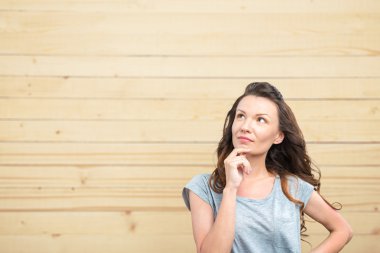 genç güzel esmer kadın