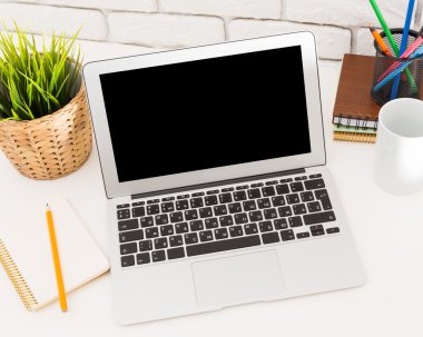 boş siyah perde ile dizüstü bilgisayar