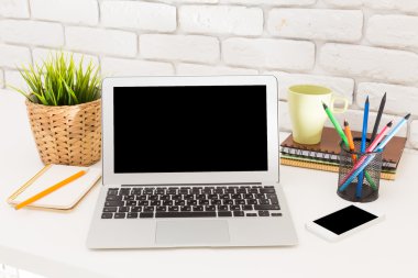 Dizüstü bilgisayar ve akıllı telefon