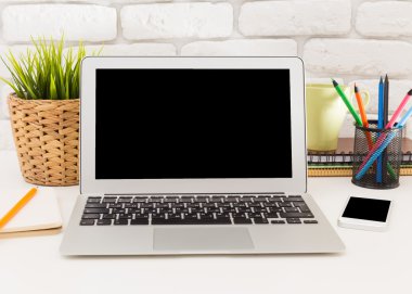 dizüstü bilgisayar ve akıllı telefon tablo