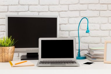 Laptop ile tablet ve akıllı telefon