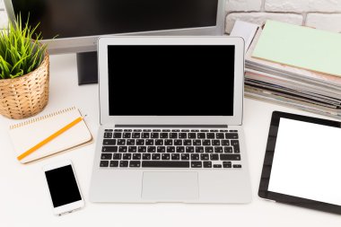 Laptop ile tablet ve akıllı telefon