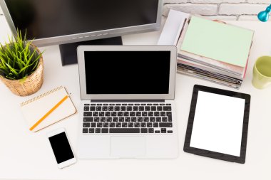 Laptop ile tablet ve akıllı telefon