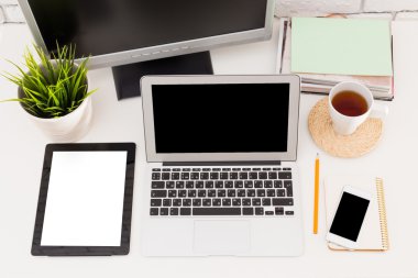 Laptop ile tablet ve akıllı telefon