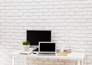 Laptop ile tablet ve akıllı telefon